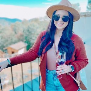 Meet your Posher, Felicia